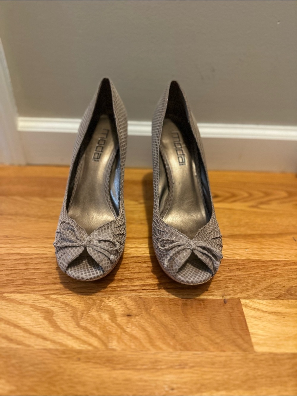 Moda Grey Textured Peep-Toe Heels with Bow Detail